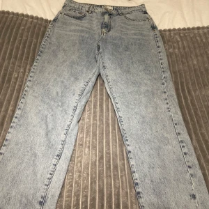 Blå jeansbyxor - Säljer ett par klassiska blå jeansbyxor.