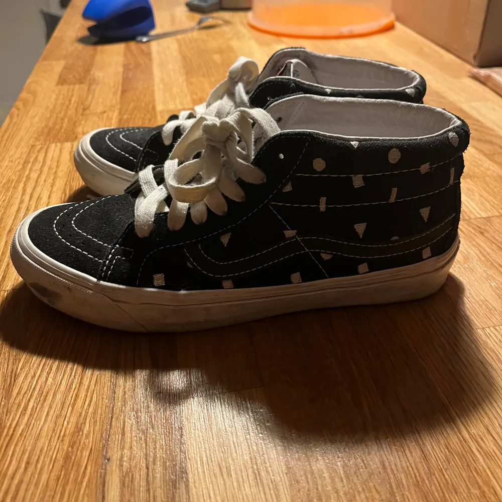 Säljer ett par supersnygga Vans köpta förra sommaren!! Svarta med vita detaljer och storlek 38. Kengät.