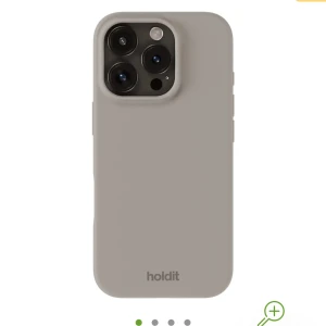 Holdit Silicone iPhone 16 Pro fodral (taupe) - Snyggt och stilrent mobilskal i beige från Holdit. Skalet är designat för att skydda din telefon med en mjuk och greppvänlig yta. Perfekt för att ge din mobil ett elegant utseende samtidigt som den skyddas mot repor och stötar.