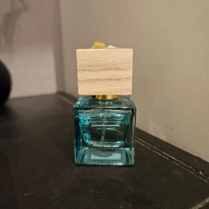 Rituals Soleil 'Dor parfym - Säljer Soleil 'Dor parfym från rituals i travelsize 15ml. Luktar supergott men måste rensa bland mina parfymer. Se bild för hur mycket den är använd. Doftnoter: bergamott, lotusblomma, mysk