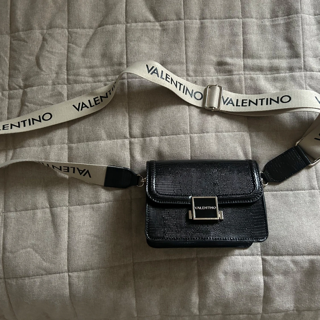 Svart axelväska från Valentino