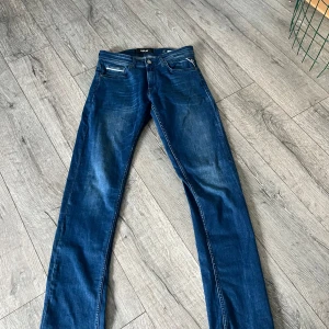 Replay Grover  - Snygga blå jeans från Replay i modellen Grover. De har en klassisk femficksdesign med knapp och dragkedja framtill. Perfekta för en avslappnad stil. Slim fit jeans i storlek 30/34. Hör av er vid frågor mvh//Albin