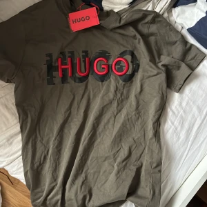 Hugo boss T shirt - Aldrig använt färg grön M/L i storlek 