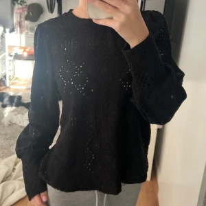 Svart blus med små hål - Säljer en svart blus med hål i som detaljer, märket är object och den är i storlek Xs, jag säljer den för 100kr😊