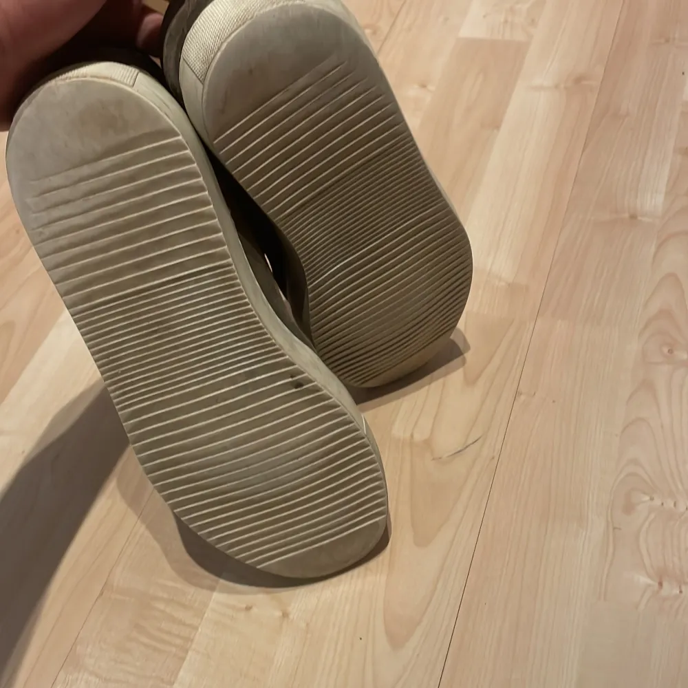Storlek 43. Kengät.