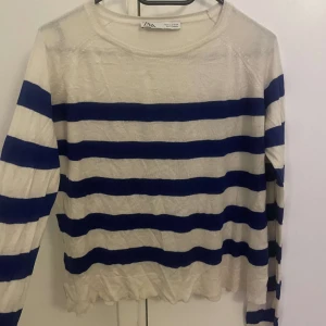 Randig tröja från Zara - Säljer en stilren randig tröja från Zara i beige och blått. Tröjan har långa ärmar och en rund halsringning. Perfekt för en avslappnad look. Hör av dig vid intresse!