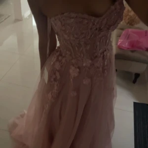 Ball klänning  - Baby rosa ball klänning, klänningen är kemtvättad och köpt för 2500 från beauty queens.  Storlek 32-34. Säljer den för 1500kr priset kan diskuteras vid snabbaffär. Klänningen är vid bra skick även🩷 skriv för flera bilder eller frågor