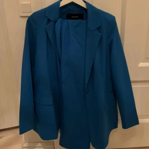 Blazer och kostymbyxor  - Blazer och kostymbyxor från vero Moda. Använda två gånger. Byxor storlek 34/30, blazer storlek 34