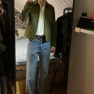 J.lindeberg jacka - J.lindeberg Dolph zip-fancy twill. Fet Lindeberg jacka i 100% ull och 100% viskos. Lätt och luftig, perfekt för sommaren. Aldrig kommit till användning. Ny pris 3500