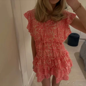 Mönstrig klänning - Jättesnygg klänning inför sommaren!🥰 (inte min bild)