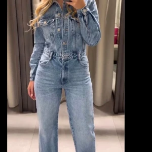 Jeans byxdress - Snygg ljusblå jeansbyxdress💘💘