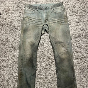 Dior homme bleu claire jeans - De här jeansen är nog en av Hedi slimanes mest ikoniska verk. Jeansen är ett par ”dirty bleu claire” och kommer från SS04 kollektionen ”Strip” hos dior. Jeansen har blivit bevarade och är näst intill orörda efter 21år, allt vax är kvar och de har inga defekter. Otroligt sällsynta då de är dirty edition och finns knappt att köpa längre. Pris går att diskuteras!