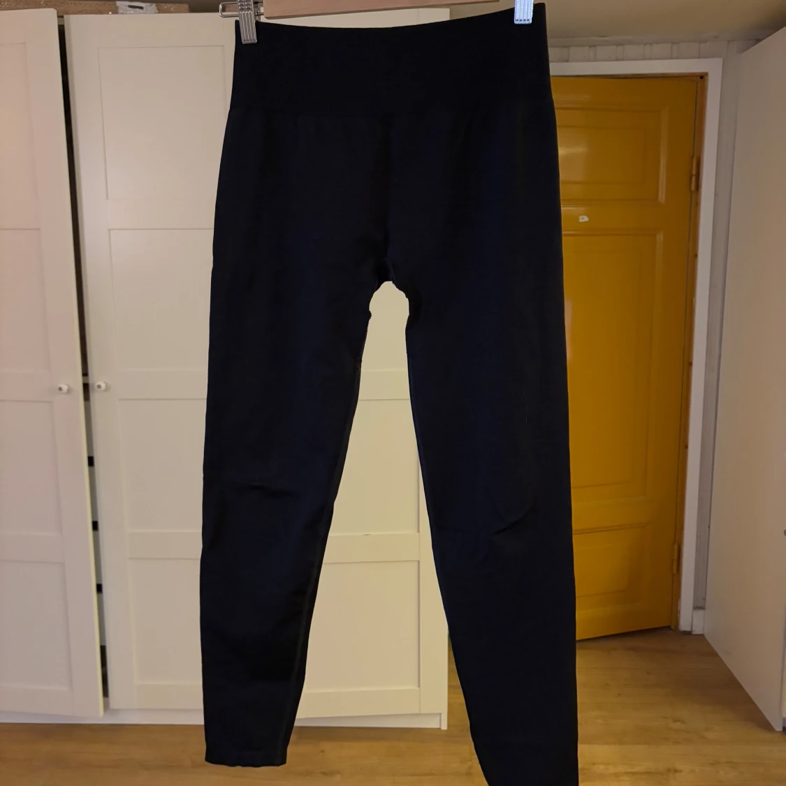 Svarta träningstights med scrunch - 1