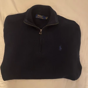 Ralph Lauren Quarter Zip - Super efterfrågad Ralph Lauren quarter zip i storlek S. Den är sparsamt använd och i mycket fint skick. Nypris: 2399 Mitt pris: 800