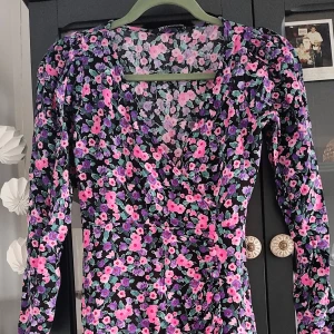 Blommig klänning 🪻 - Säljer en superfin blommig klänning med v-ringning och volangdetaljer 💜