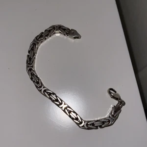 Armband pansarlänk  - Säljer mitt silver armband då det ej används och bara ligger hemma, silver stämplat 925. Skriv vid funderingar!