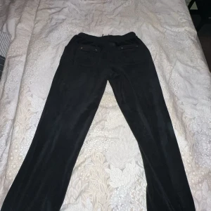 Juicy byxor - Svarta juicy byxor i väldigt bra skick!! Skriv om ni har några frågor eller prisförslag☺️☺️ 9-10 years i storlek passar mig till fotknölarna som är 163