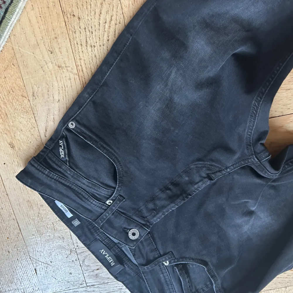 Snygga svarta jeansbyxor från Replay med en klassisk femficksdesign. Byxorna har en rak passform och är tillverkade i ett slitstarkt material. Perfekta för en stilren look. Hör av er om ni är intresserade eller har några frågor!. Farkut & Housut.