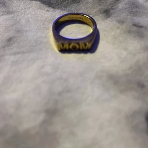 Guldfärgad Edblad ring  - ” MOM” Edblad ring 
