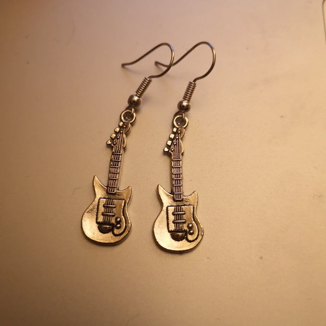 Gitarrformade örhängen i silver