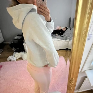 Hoodie - Jätte skön ljusgrå hoodie🤩Passar storlek xs/s, jag är 168 och på bilden ser ni hur den sitter!
