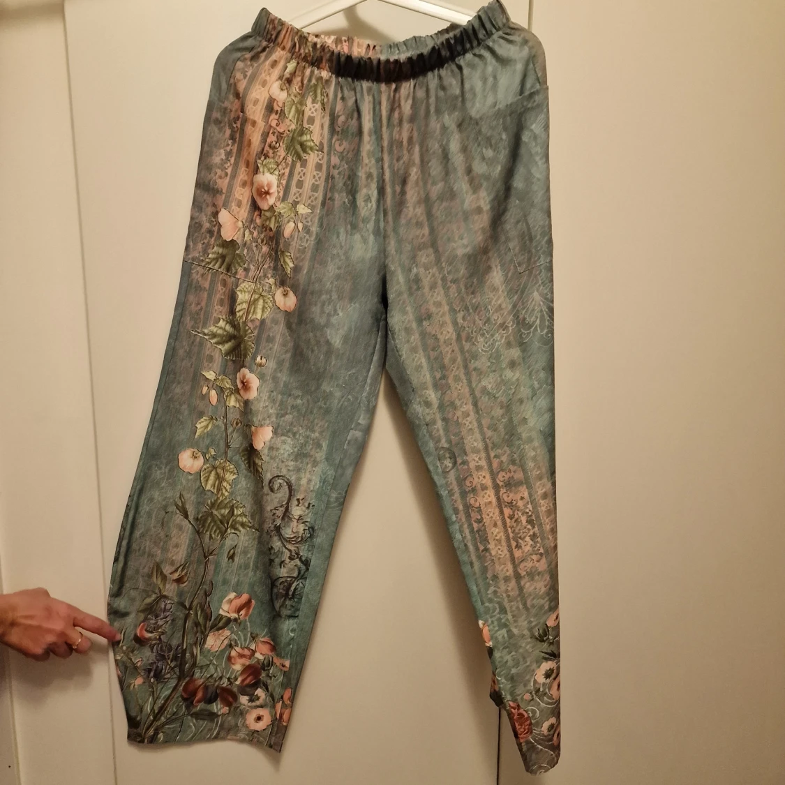 Blommiga byxor med elastisk midja