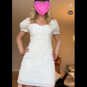 Vit klänning med puffärmar - Säljer nu denna otroligt fina klänningen jag planerade att ha på studenten men har hittat en annan! Den är i storlek M men passar mig som har S/M. Helt oanvänd med lappen kvar.