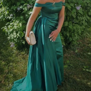 Grön balklänning - Säljer min fina balklänning köpt från JJ’s house förra året. Storlek 34 men passar även 36. Den är även uppsydd så den passa mig bra som är 164 cm lång. Köpte klänningen för 1 800kr men säljer för 1 000kr, pris kan diskuteras🤍