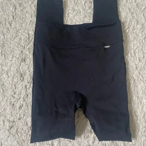 Svarta tights från Stronger xs/s - Jättestretchiga tights från stronger. Squat-proof! Storlek xs/s men passar mig som har S. Seamless