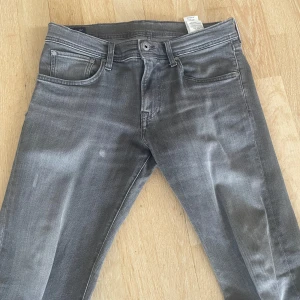 Grå pepe jeans - Snygga grå jeansbyxor från pepe jeans med en klassisk femficksdesign. Byxorna har en slim passform och är tillverkade i ett slitstarkt material. Perfekta för en stilren look. Skick 7/10