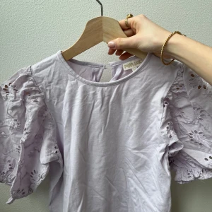 Söt sommar top  - Säljer denna söta sommar topp från PompDeLux p.g.a att den inte kommer till användning 💕 Slutsåld på hemsidan. Perfekt inför sommaren! Den är i storlek 134-140 men passar mig som vanligtvis är storlek XS. Kontakta gärna innan köp 