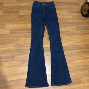 Mörkblåa bootcut jeans Bubbleroom - Mörkblåa bootcut jeans med hög midja från Bubbleroom i storlek XS. Väldigt stretchiga och bekväma. 