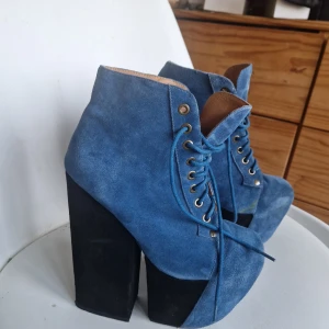 Blå mocka boots med snörning - Snygga blå boots i mocka från Jeffrey Campbell med hög klack och snörning framtill. Perfekta för att ge lite extra höjd och stil till din outfit. De har en robust design med en bekväm passform.