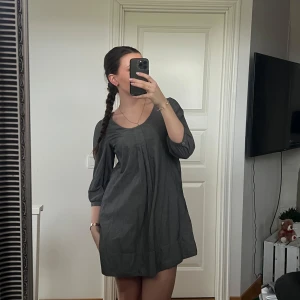 Kortklänning - Grå ”kostym” klänning ❣️