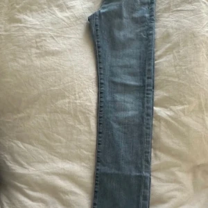 Blå jeans från Cubus - Snygga blå jeans från Cubus med en klassisk look. De är tillverkade av en bomullsblandning med polyester och elastan för extra komfort och stretch. Perfekta för en avslappnad stil.
