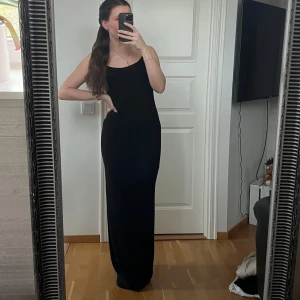 Svart maxiklänning - Svart maxiklänning från Gina tricot 🌸