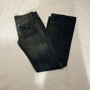 Jeans - Dröm jeansen!! Säljer då dom är för små för mig😔 Köpta secondhand men är i bra skick. Supersnygg Wash med coola fickor och sitter snyggt lågmidjat⭐️