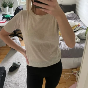 Stickad t-shirt från mango  - Tunnare stickad t-shirt från mango