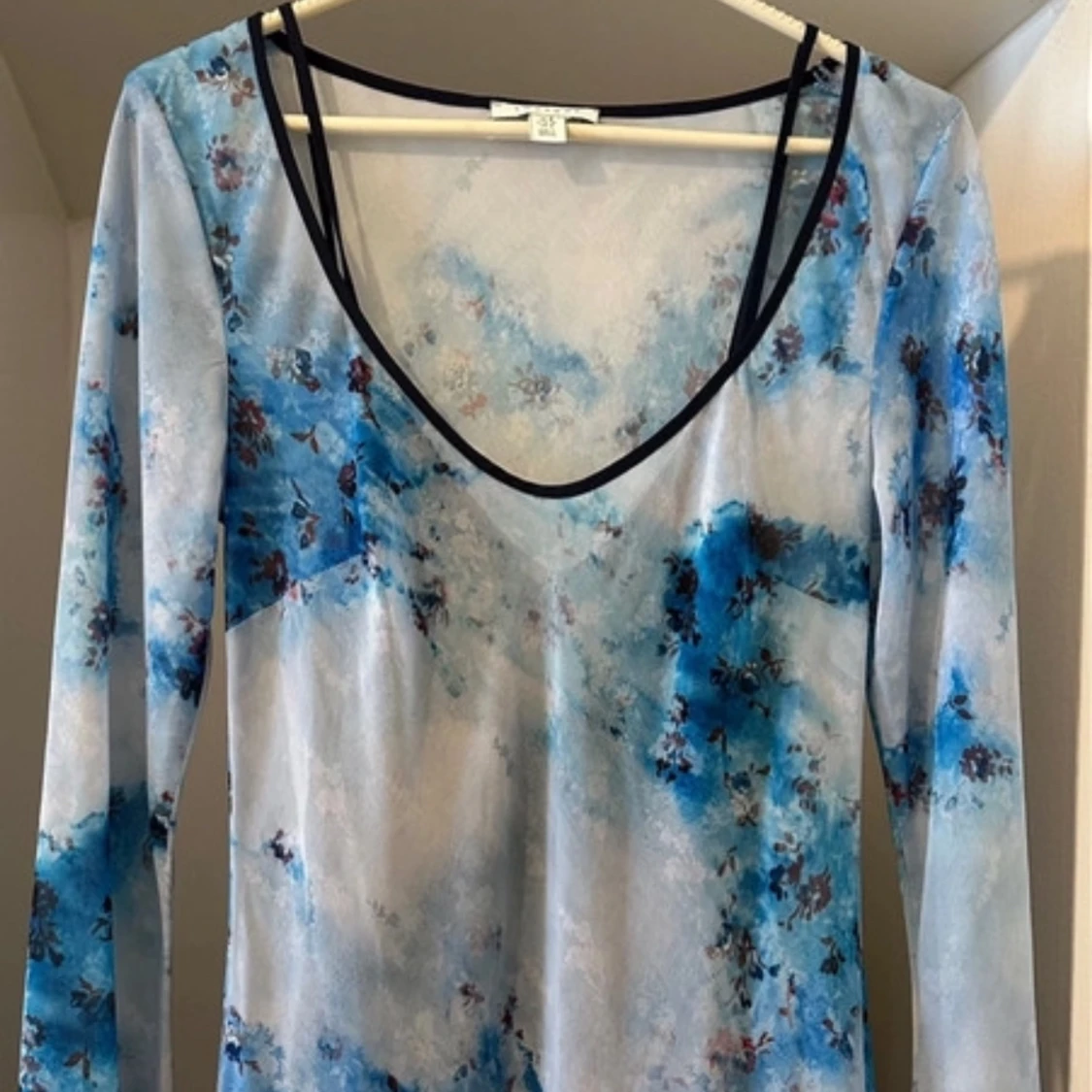 Blå långklänning med blommigt mönster - 2