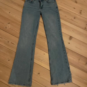 Blå bootcut jeans från Perfect Jeans - Säljer ett par klassiska blå bootcut jeans från Perfect Jeans.  Dottern skulle du om grenen när symaskinen gick sönder. Bara att sy igen. Perfekta för en avslappnad stil.