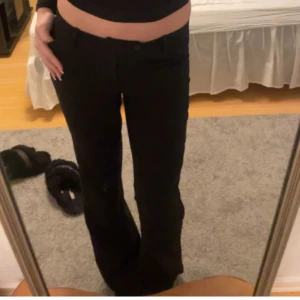 Svarta lågmidjade kostymbyxor - Säljer mina svarta lågmidjade kostymbyxor. Säljer på grund av att de är lite fel i storleken, så har inte använt mer än två gånger💗