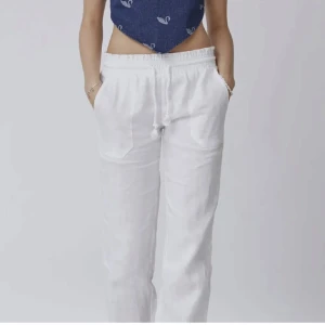 Skagen Clothing Vita linnebyxor  - Snygga vita lågmidjade linnebyxor från Skagen clothing. Sparsamt använda och skiiitsnygga till våren/sommaren🥰bra i längden på mig som är 170💞
