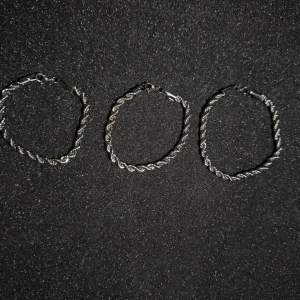 Silverfärgade cordell armband - Säljer silverfärgade cordell armband, finns i 3 olika storlekar 18,20,23cm med en elegant tvinnad design. Perfekta för att ge en glimt av elegans till din outfit. Armbanden har en enkel låsning som gör dem lätta att ta på och av.