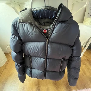 Mörkblå vinterjacka från Colmar - Säljer en snygg och varm mörkblå dunjacka från Colmar. Passar dig som brukar ha storlek xs/s😊