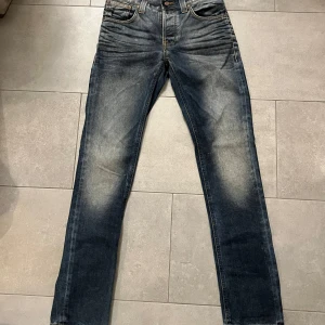 Crazy rare washed Nudie Jeans  - Grim Tim, crazy rare acid washed nudies. Riktigt feta och sälsynta jeans från nudie som gör en basic outfit att stå ut!💫 tveka inte att skriva vid minsta lilla fråga!🙂 (W28*) men passar bättre för dom som har W29-30 då jeansmatrialet är väldigt stretchy!!! Pris kan diskuteras vid snabb affär!!! Fraktar även direkt😁