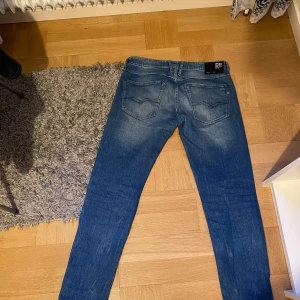 Blå jeans från Replay - Snygga blå jeans från Replay med en klassisk femficksdesign. Storlek W31 L32. Väldigt bra skicka då de inte är använda så många gånger. 