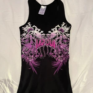 Svart ribbad linnetopp från Tapout - Köpt secondhand men används inte 🩷                          Passar M-L o inga defekter 