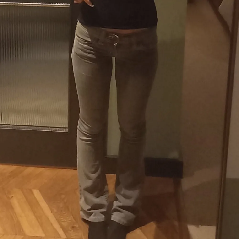 Super snygga låga bootcut jeans Midjemått: 37 cm Innerben: 83 cm . Farkut & Housut.