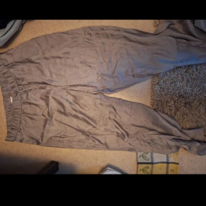 Grå byxor med resårmidja - Säljer ett par bekväma grå byxor med resårmidja. Byxorna har en loose passform och är tillverkade i ett mjukt material som ger en avslappnad känsla. Perfekta för en chill dag hemma eller en avslappnad utflykt. Priset går att diskutera 