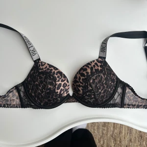VS Bombshell Bh - Leopard BH Bombshell super push up från Victoria secret✨Med fina glitter band. Jätte fint skick. Storlek är 34A som är en 75A☺️ 